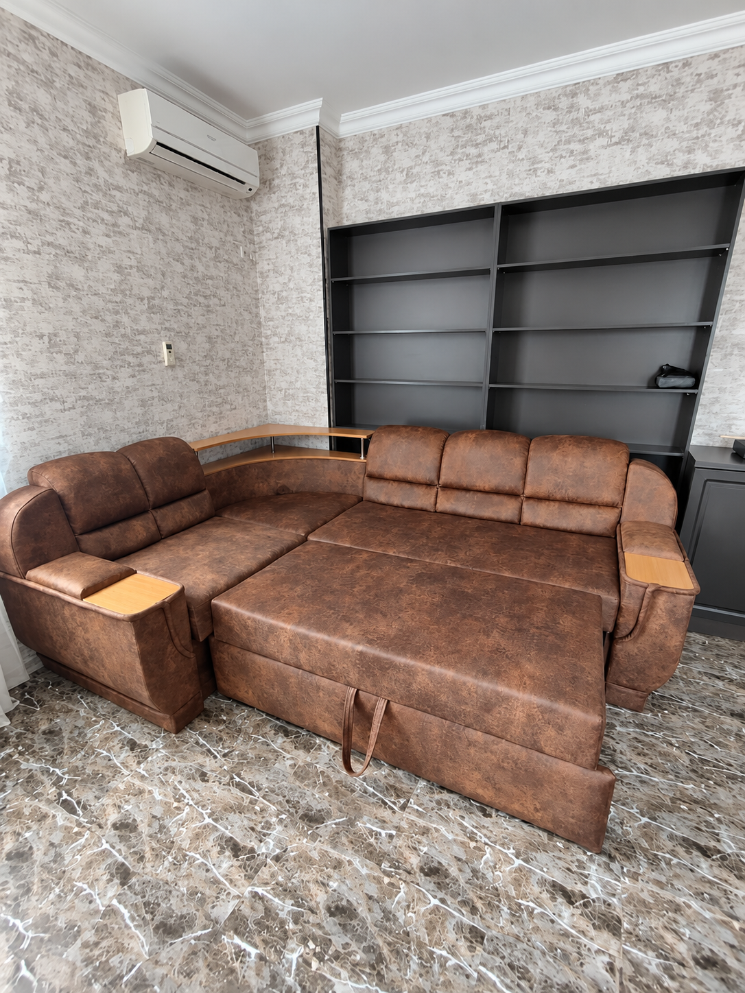 Коричневый угловой диван в жилом интерьере: реальный проект Soft Line Interior